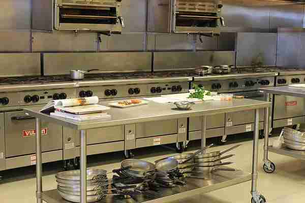 Máquinas industriales de cocina: tipos y qué valorar antes de comprar